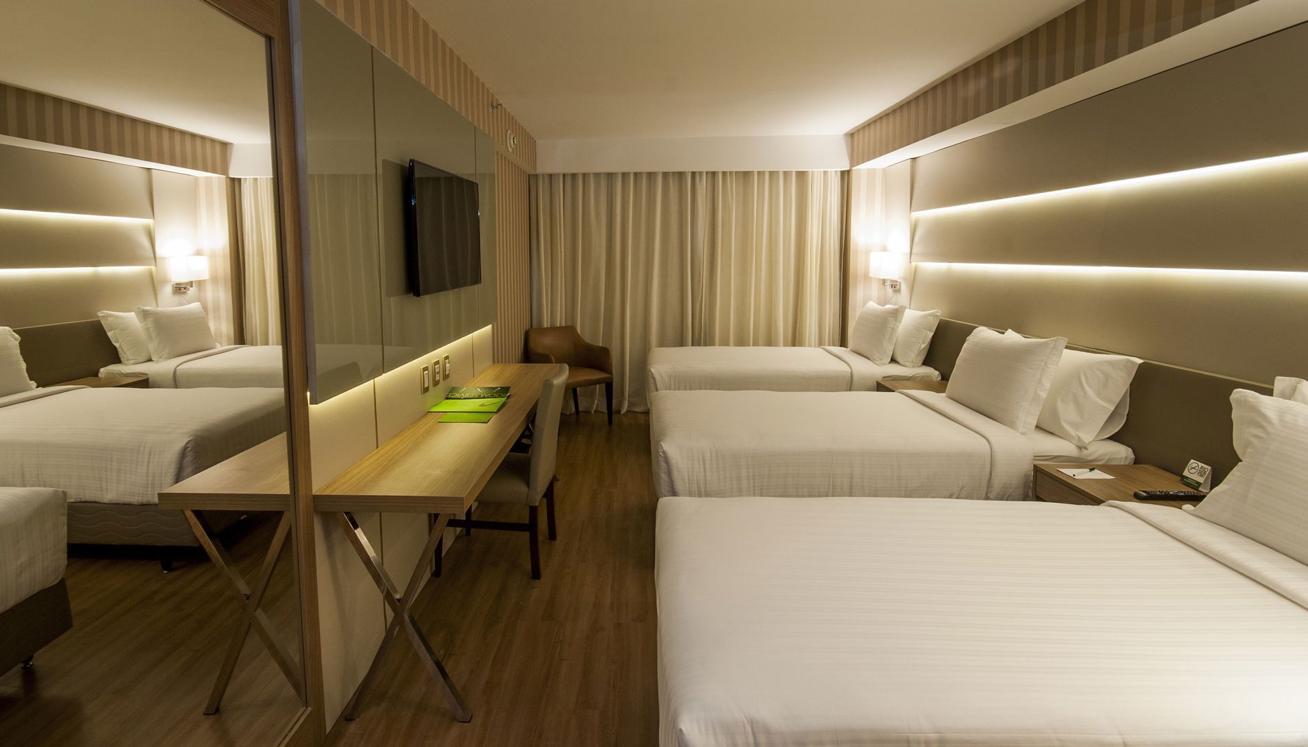 Míníbar, öryggishólf í herbergi, sérvalin húsgögn, skrifborð