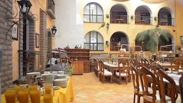 3 restaurantes; se sirve cocina mexicana