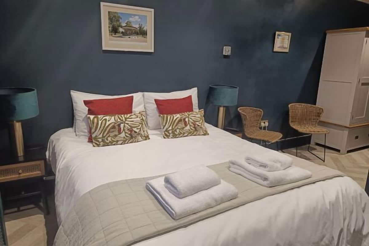 1 bedroom, hypo-allergenic bedding, memory-foam beds