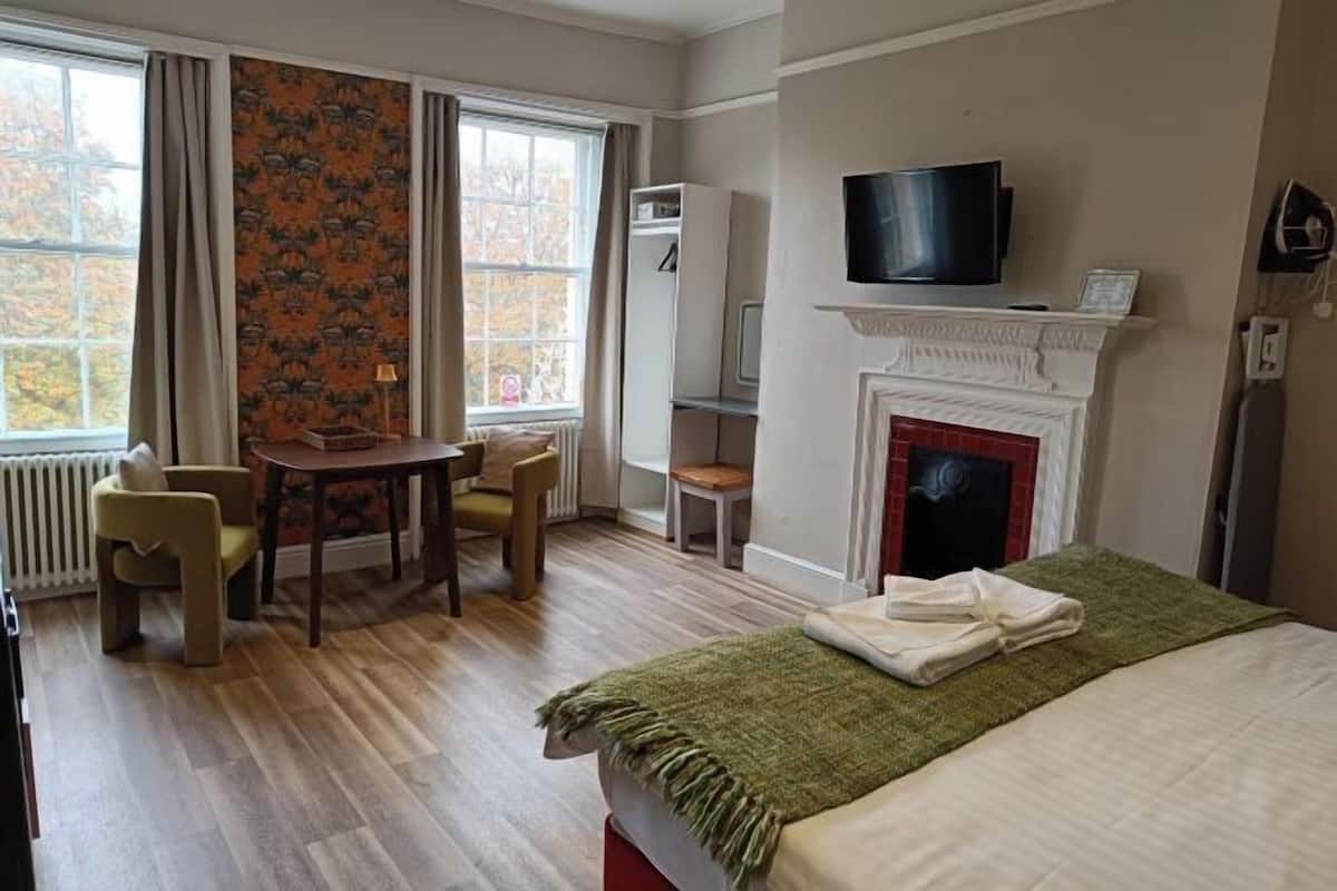 1 bedroom, hypo-allergenic bedding, memory-foam beds