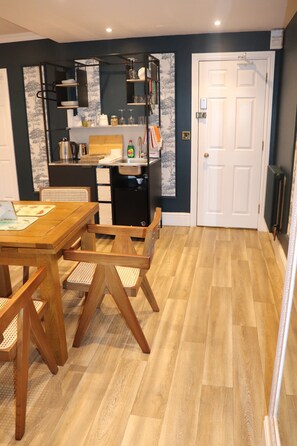 Firemannsrom – familie, privat bad | Allergitestet sengetøy, memory foam-senger og individuelt dekorert