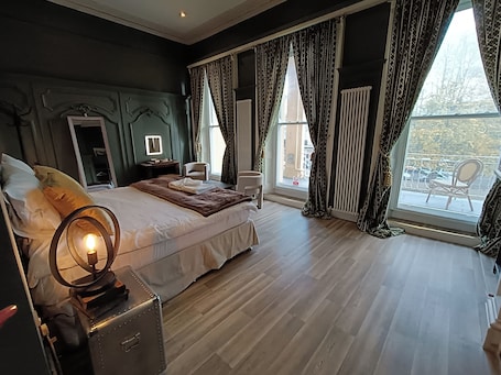 Executive Double Room, Private Bathroom | Hypo-allergenic bedding, memory foam beds, individually decorated