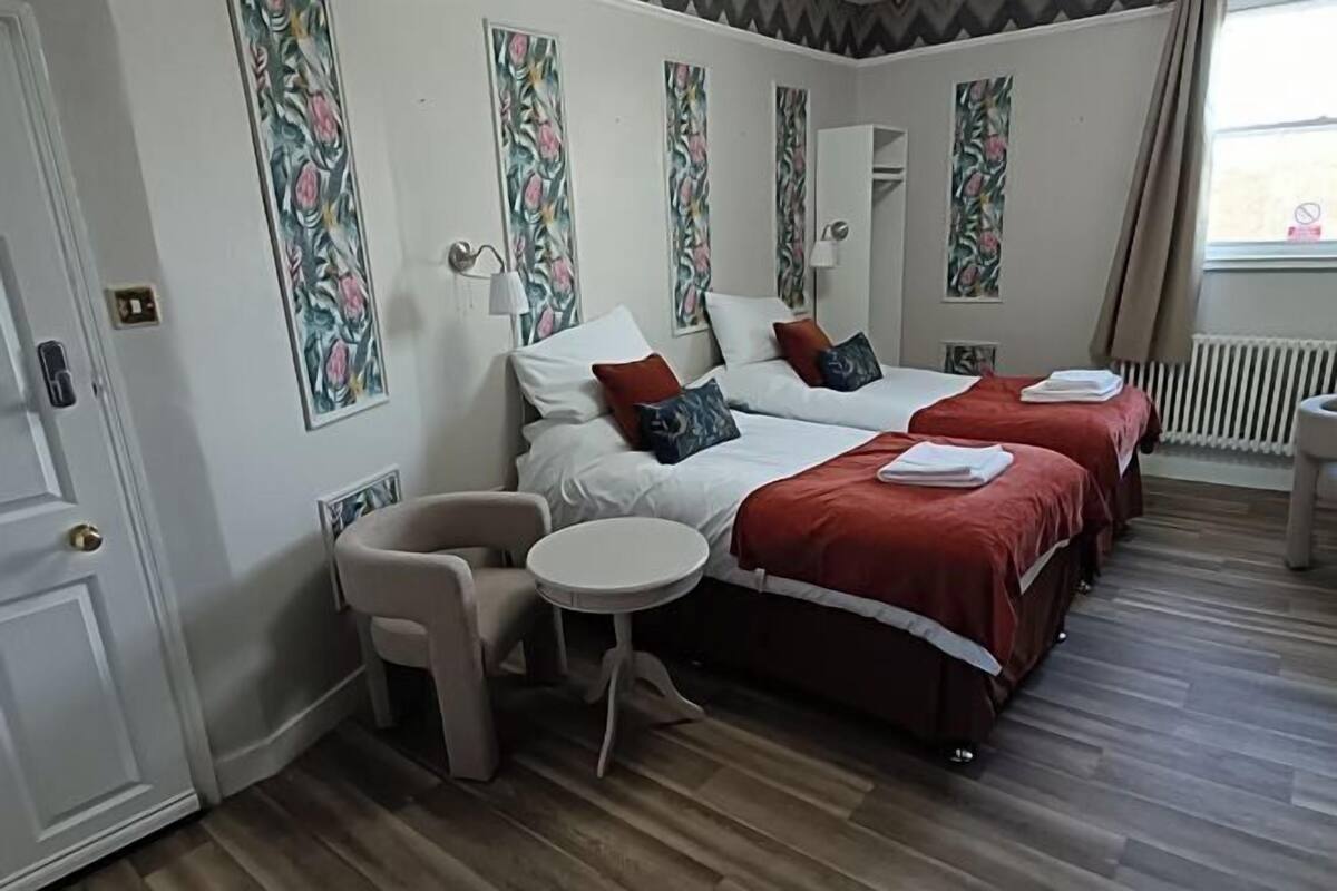 1 bedroom, hypo-allergenic bedding, memory-foam beds