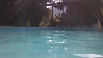 Kolam renang terbuka, kerusi lepak pantai