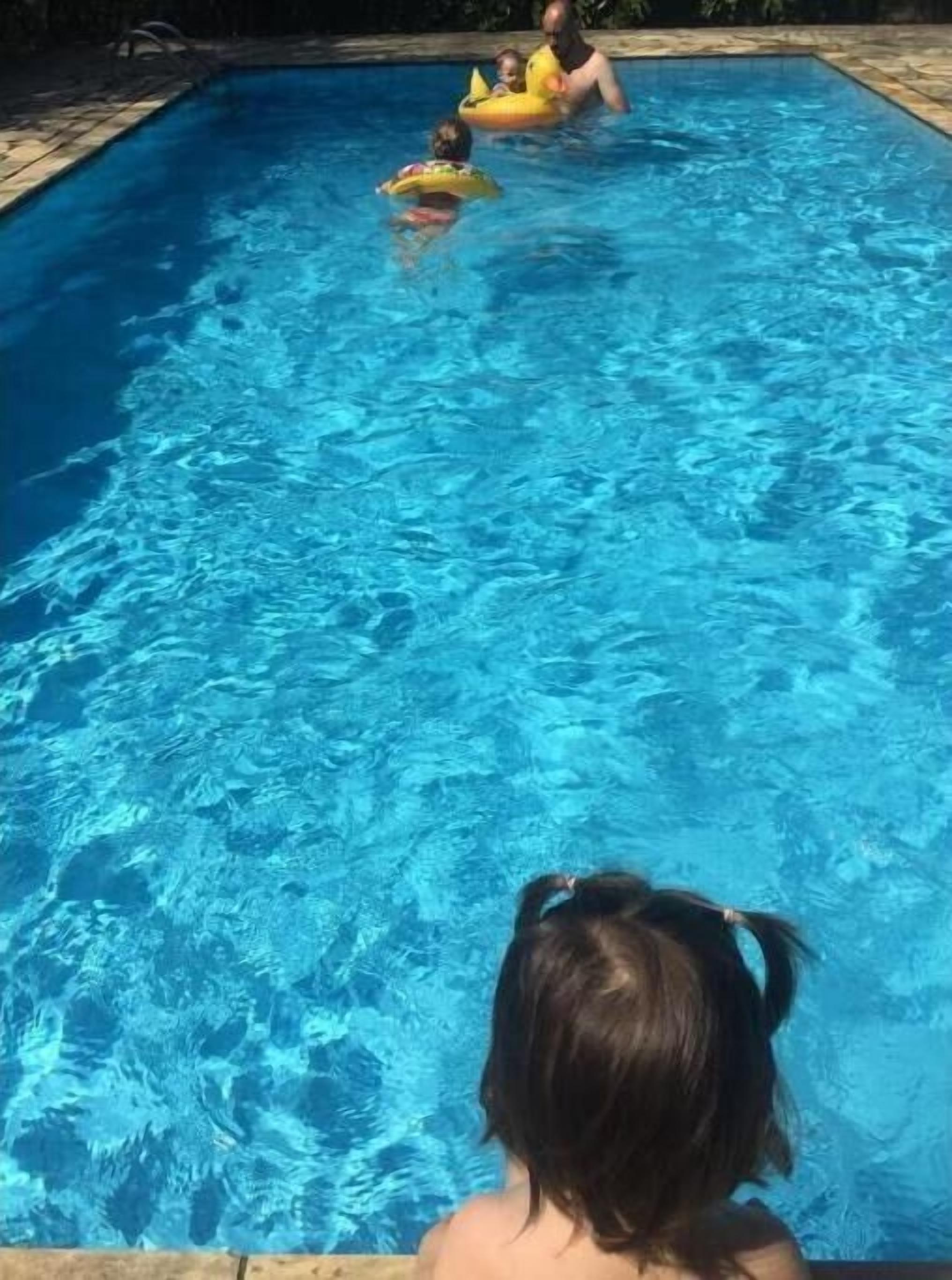 Piscina externa, espreguiçadeiras