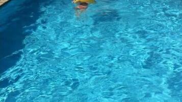 Piscina externa, espreguiçadeiras