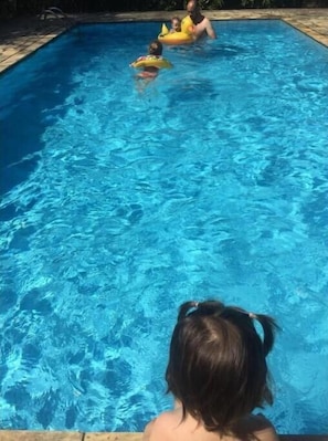 A swimming pool with clear blue water. - Pousada Serra da Mantiqueira (Pindamonhangaba)