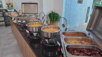 بوفيه فطور مجانًا يوميًا