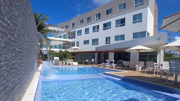 2 من حمّامات السباحة الخارجية، مقاعد للتشمس