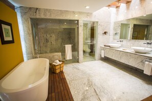 Penthouse, 3 habitaciones | Baño | Tina con regadera, tina de hidromasaje, amenidades de baño de diseñador