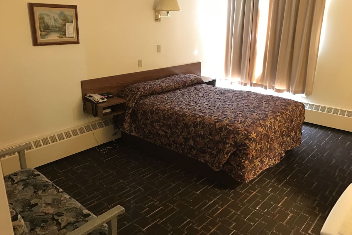 Escritorio, espacio para trabajar con laptop y cortinas blackout 