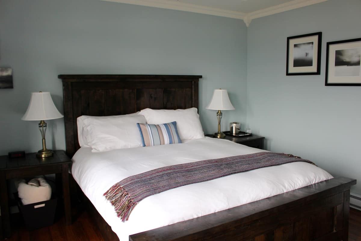Chambre Premium, 1 grand lit, salle de bains attenante, vue océan (Blue Cove) | Couette en duvet d'oie, fer et planche à repasser, Wi-Fi gratuit