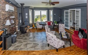 TV layar datar dan pemutar DVD