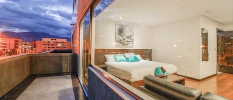 Suite Supérieure, 1 trÚs grand lit, salle de bains attenante, vue ville | Vue de la chambre