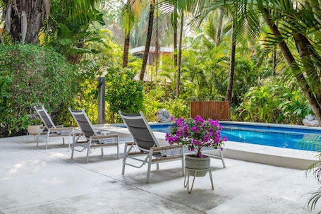 Una piscina al aire libre. Living Hotel