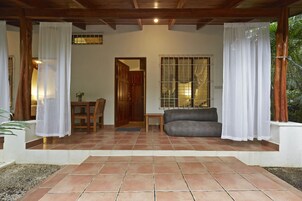 Quarto triplo standard, 2 quartos, suíte, no piso térreo | Vista do quarto