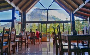 供應早餐、午餐及晚餐
