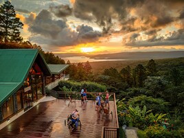 供應早餐、午餐、晚餐；多國菜