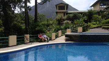 Una piscina al aire libre (de 09:00 a 22:00), tumbonas