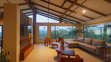 White Hawk Villa | In-room safe, bed sheets