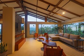 White Hawk Villa | 房內夾萬、床單
