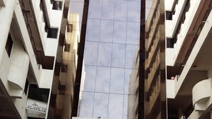 Un edificio de varios pisos con un gran letrero que dice 'Pride Biznotel'.