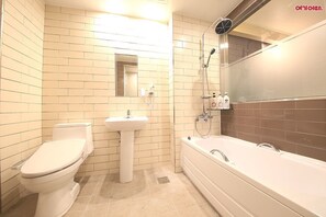 Amenidades de baño gratuitas, secadora de cabello, pantuflas, bidet