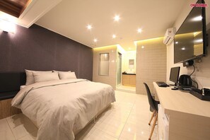 Escritorio, wifi gratis y ropa de cama