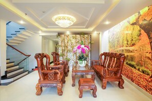 Lobby sitting area - Yen Nam NTT Hotel (Ho Chi Minh City)