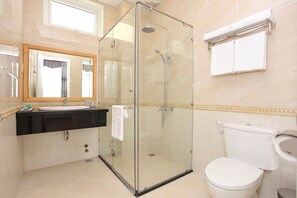 Dusche, kostenlose Toilettenartikel, Haartrockner, Hausschuhe