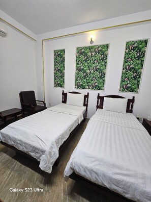 Kamar Twin Standar | Kamar mandi | Shower, perlengkapan mandi gratis, pengering rambut, dan sandal