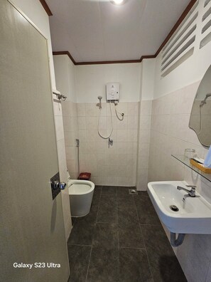 Quarto duplo standard | Banheiro | Chuveiro, produtos de toalete grátis, secador de cabelo, chinelos