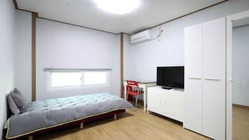 Single Room | Desk, free WiFi