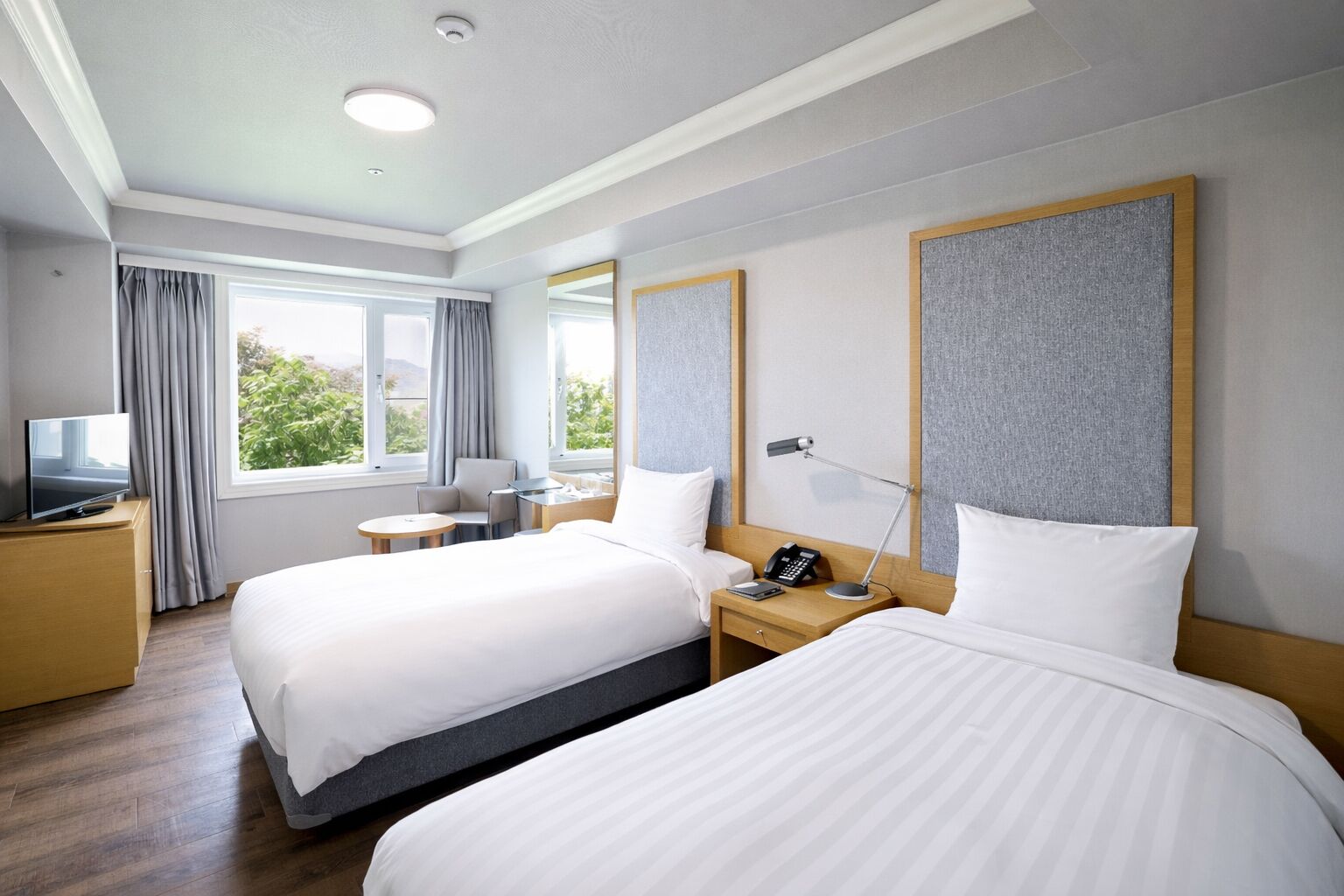 Ropa de cama de alta calidad y caja de seguridad en la habitación 