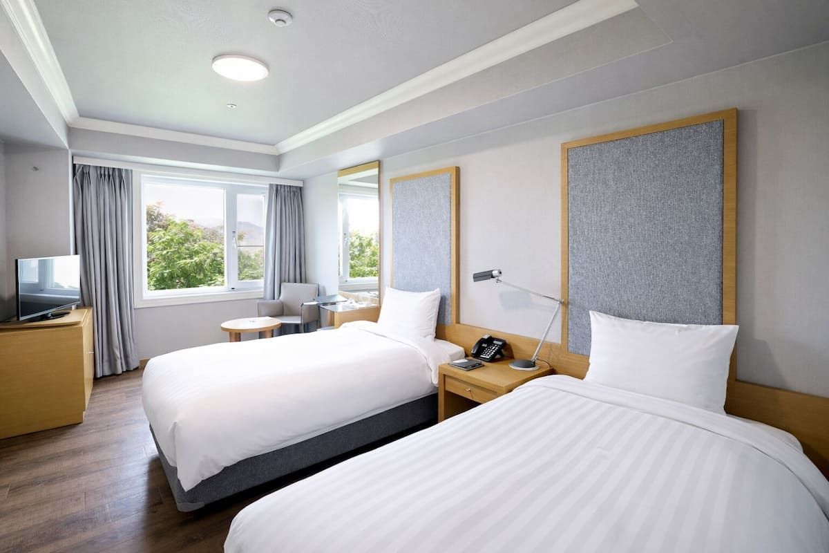 Ropa de cama de alta calidad y caja de seguridad en la habitación