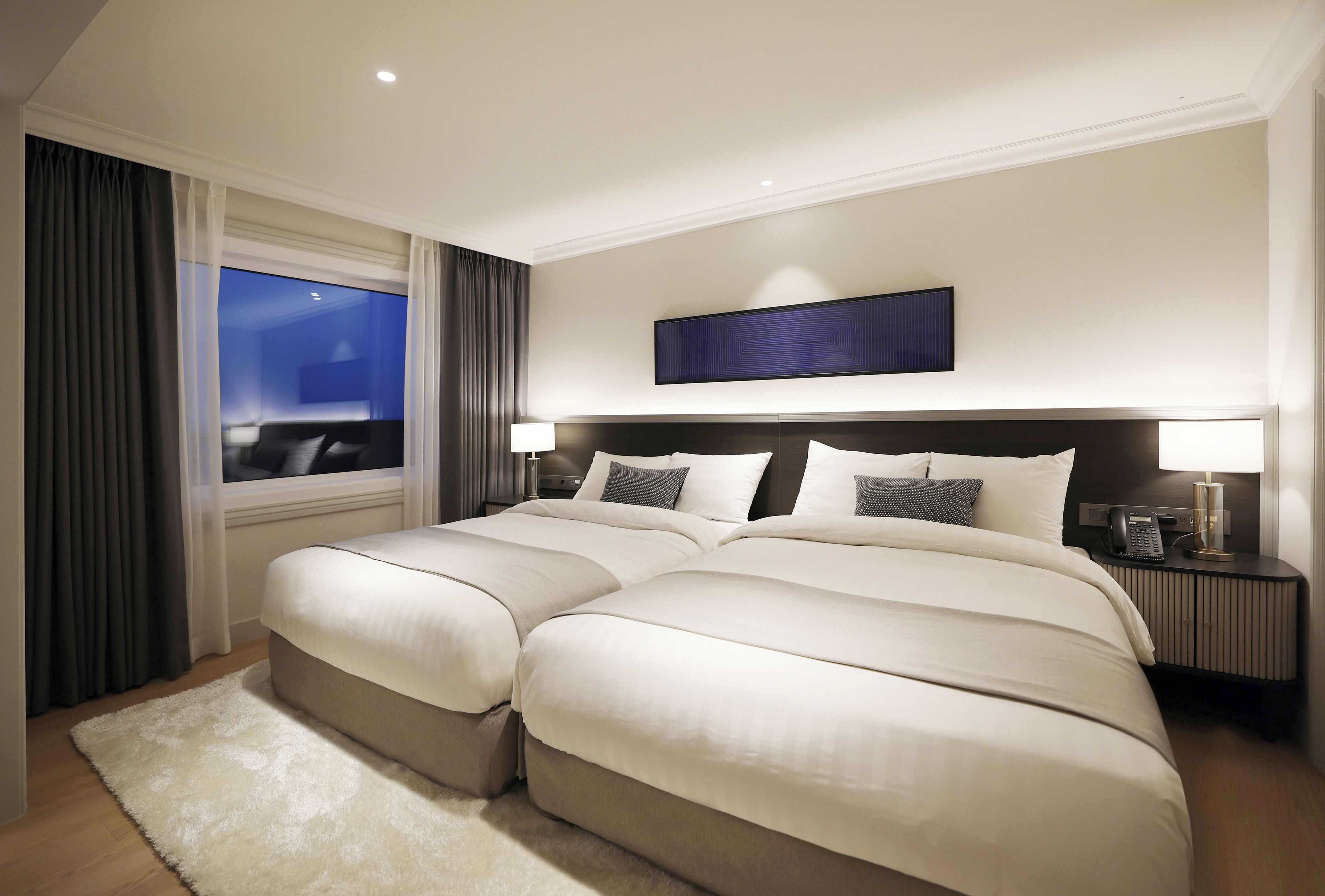 أغطية فراش متميزة وخزنة داخل الغرفة وتجهيزات عازلة للصوت ومكواة/لوح كي