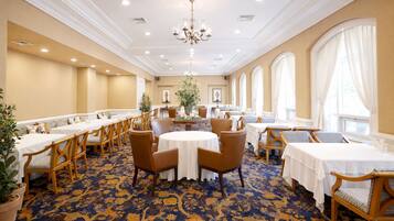 Lunch and dinner served