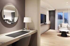 이그제큐티브 스위트, 더블침대 2개, 금연 | 거실 공간 | 평면 TV