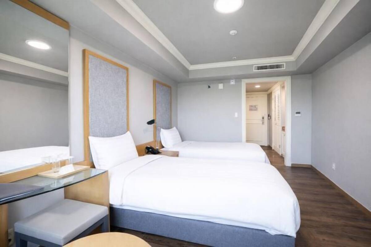 Premium bedding, in-room safe, soundproofing