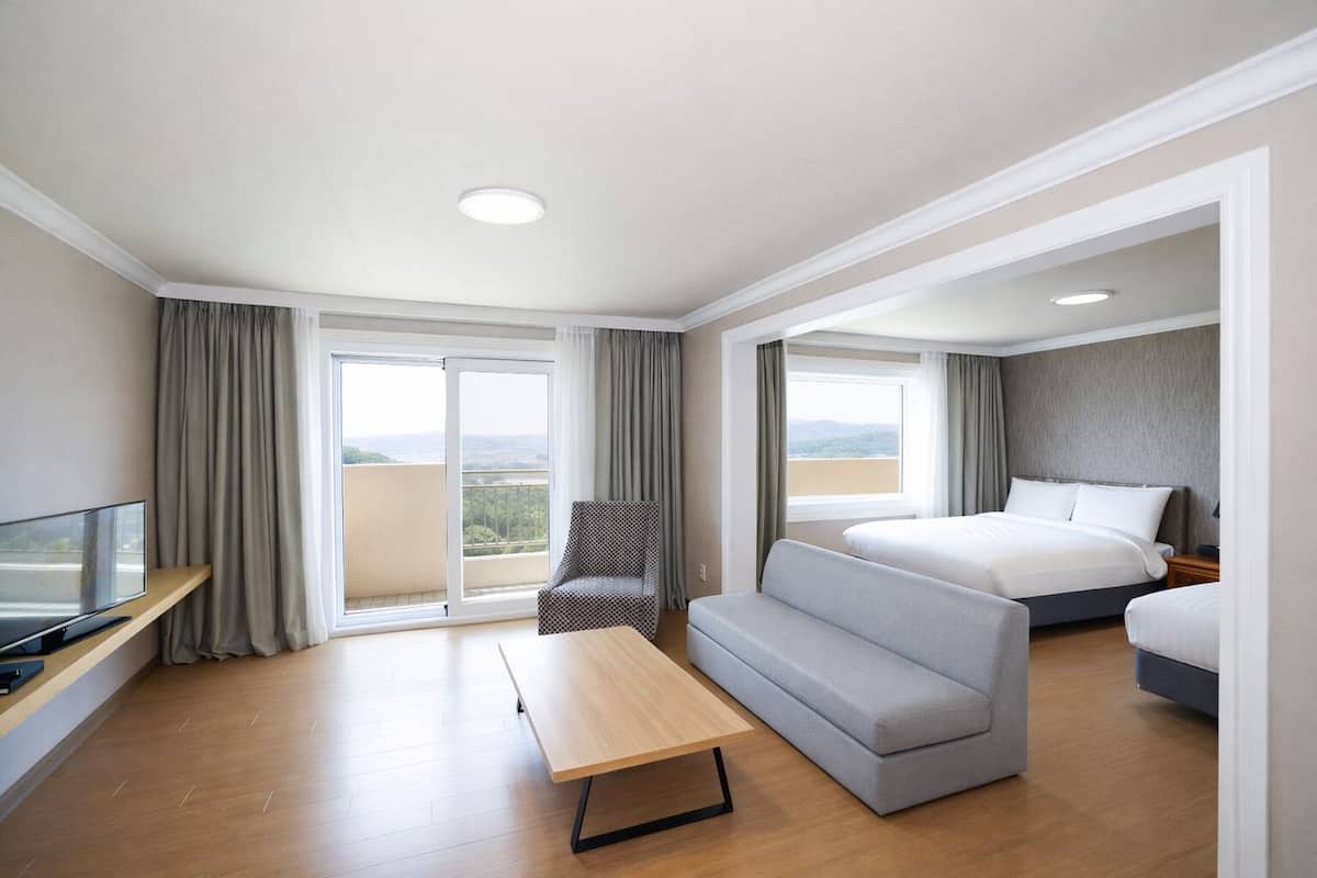 Ropa de cama de alta calidad y caja de seguridad en la habitación