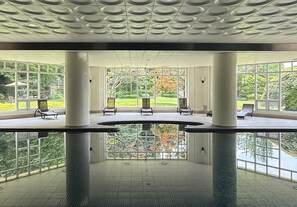 Kolam renang tertutup 