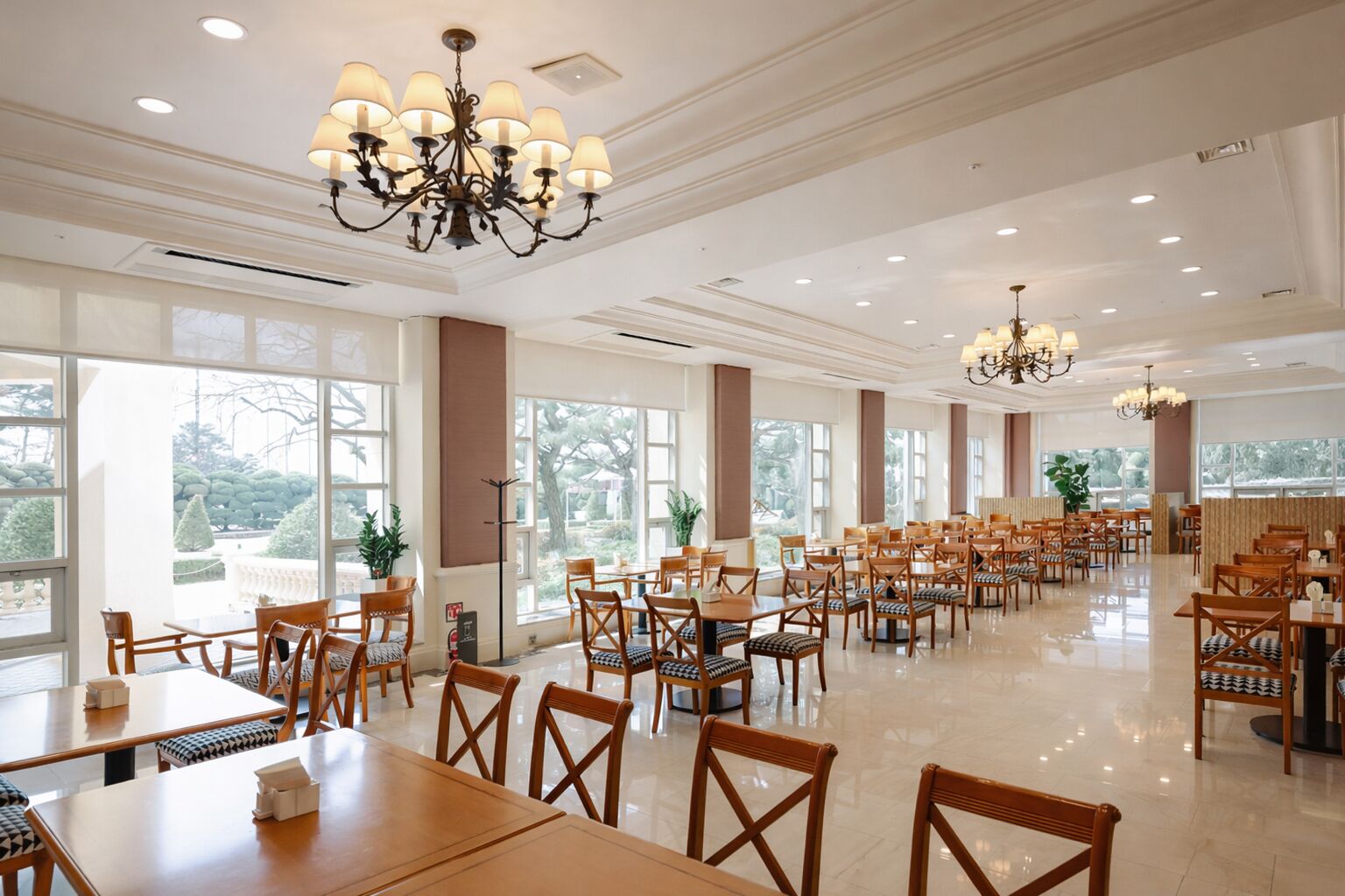 逢周末供应韩式早餐（每人 KRW 25000）