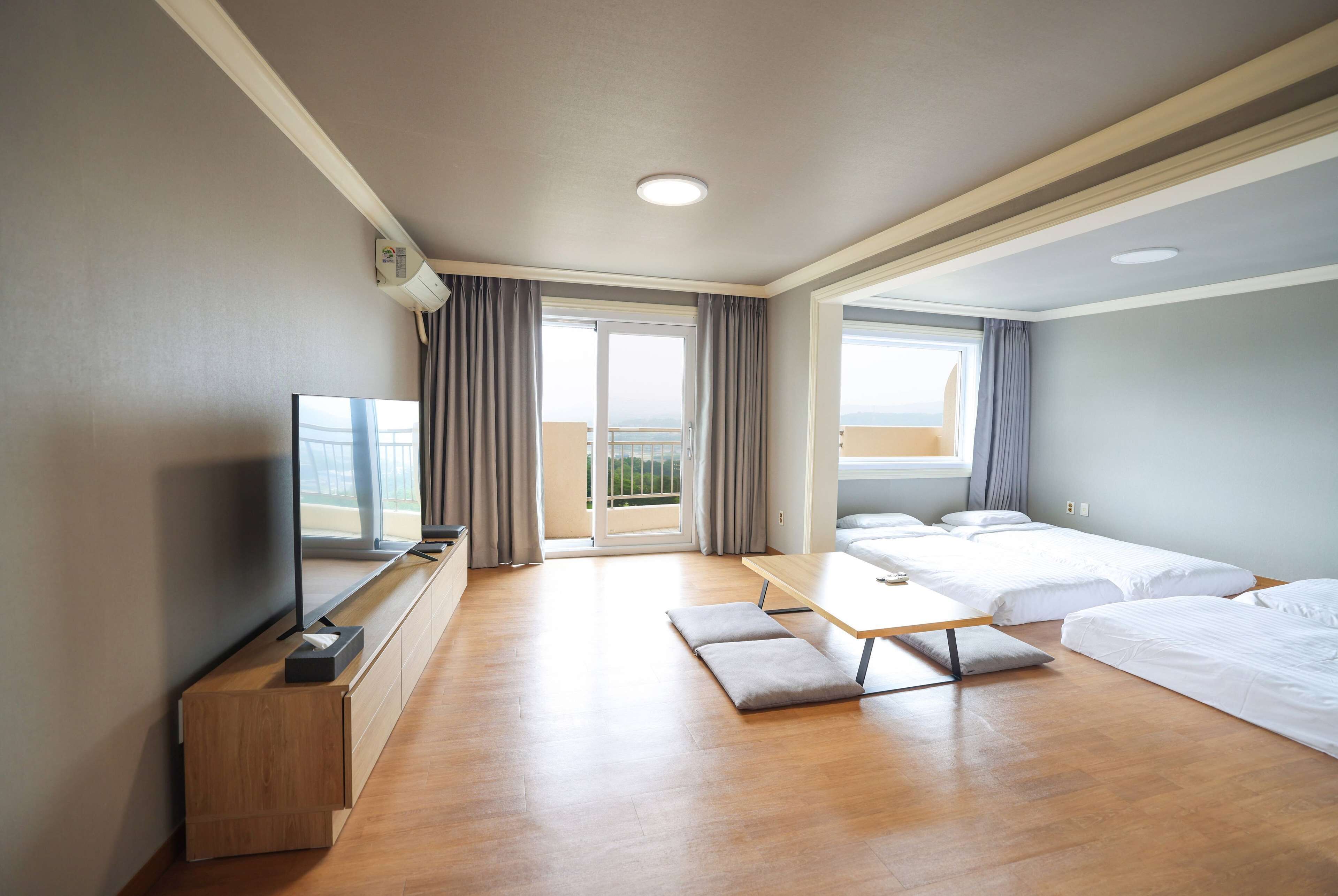 Room, Non Smoking (No Bed) | Premium bedding, in-room safe, soundproofing, iron/ironing board