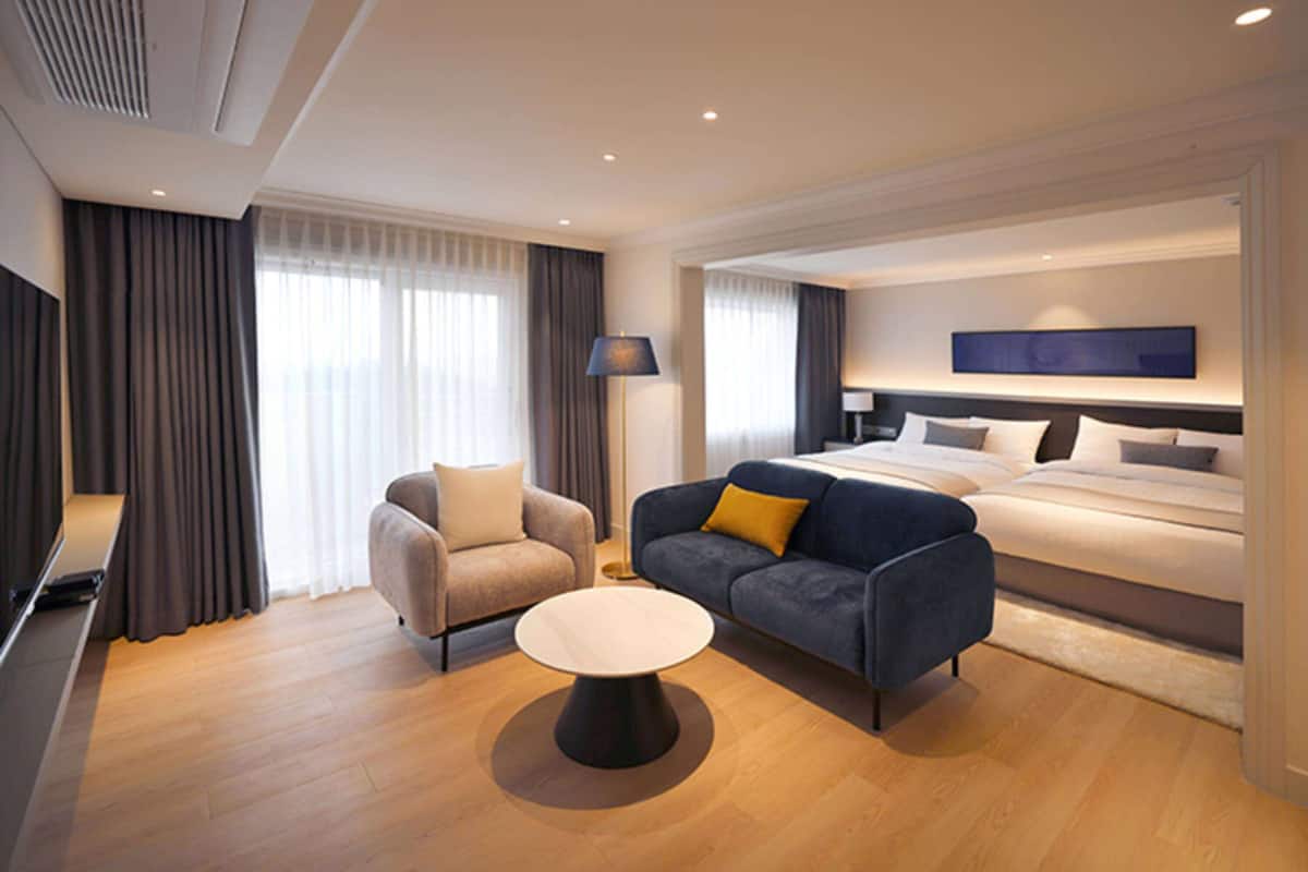 Executive Suite, 2 Double Beds, Non Smoking | 1 bedroom, in-room safe, soundproofing, iron/ironing board