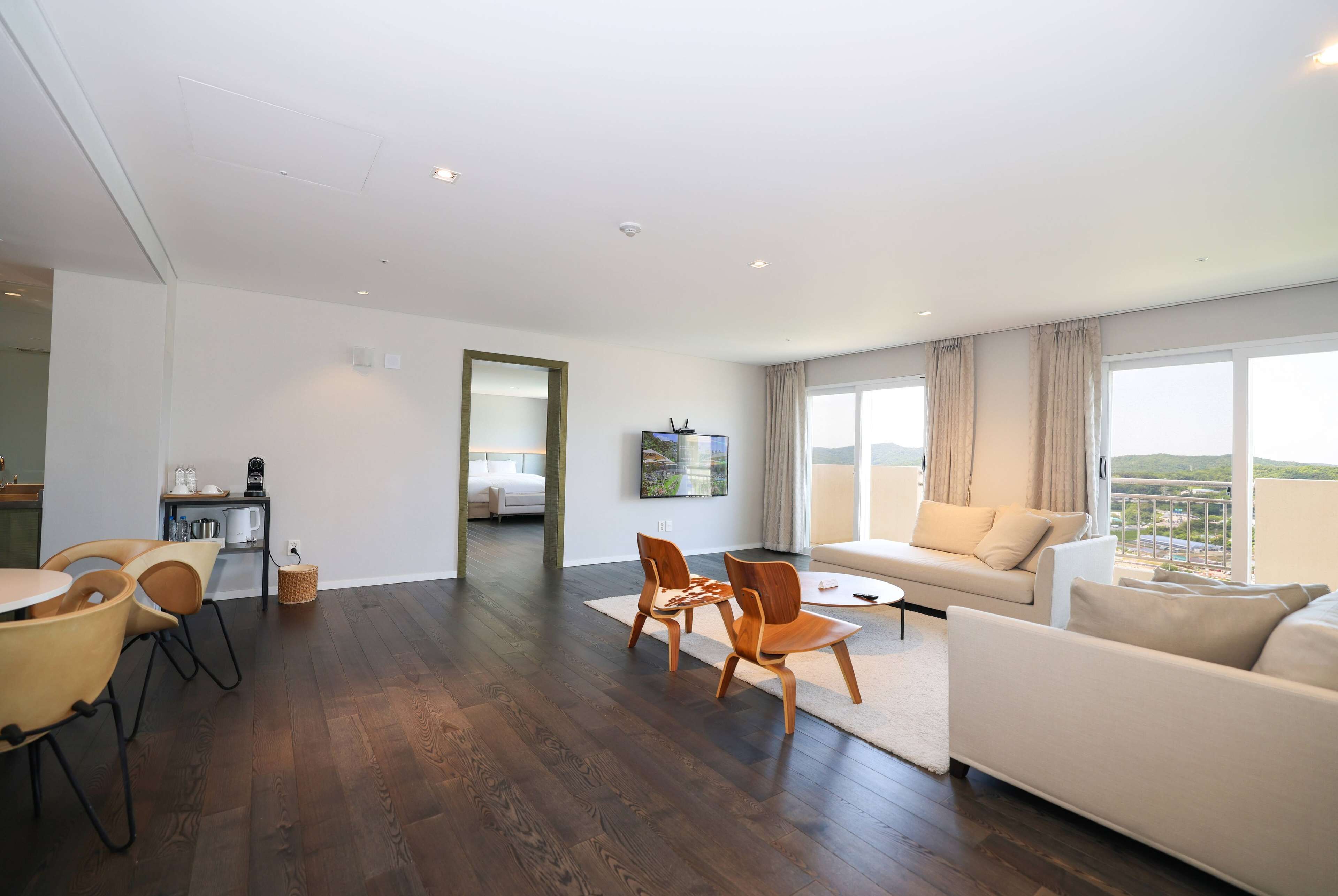 Suite, 1 King Bed, Non Smoking (Laviedor) | Premium bedding, in-room safe, soundproofing, iron/ironing board