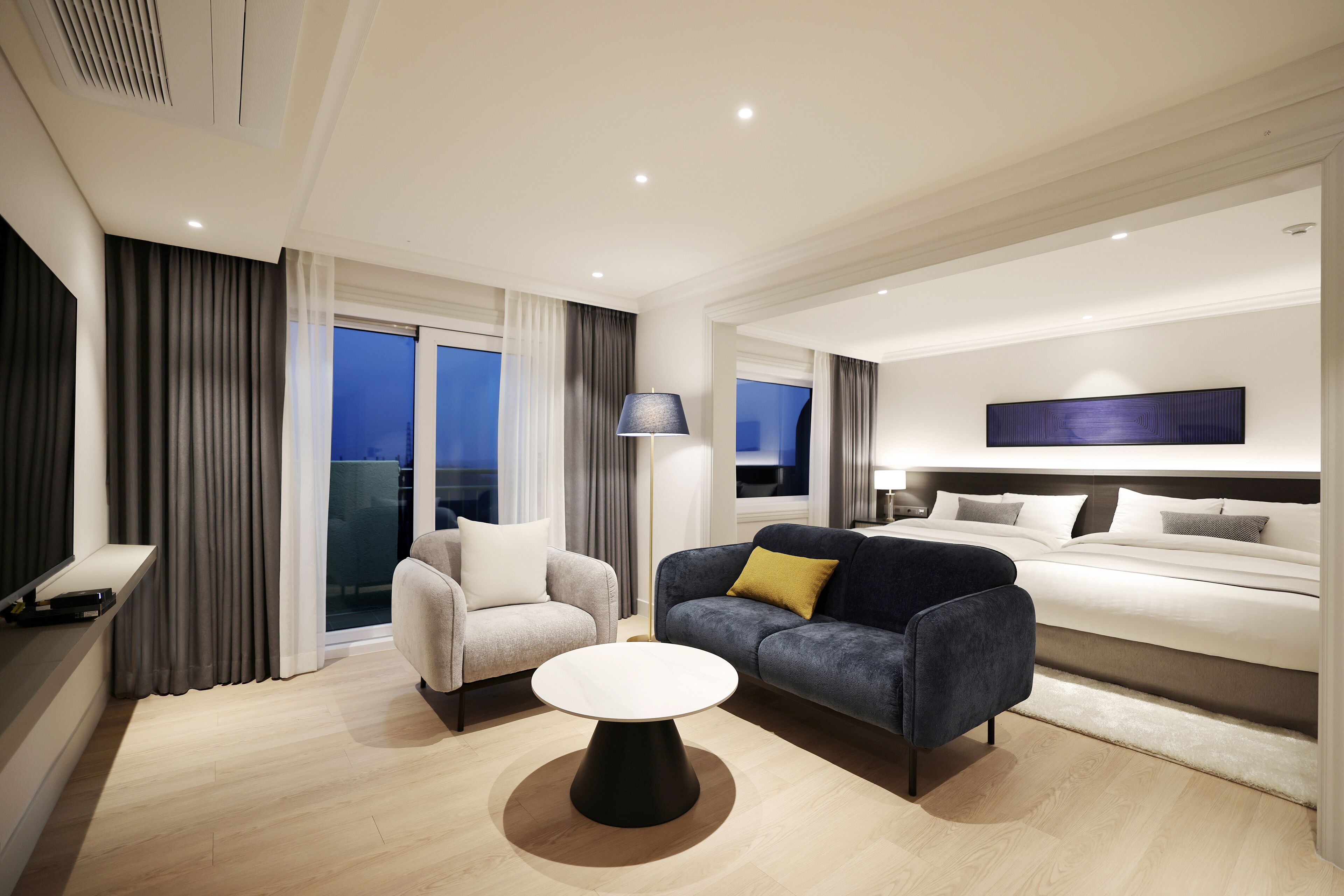 Ropa de cama de alta calidad y caja de seguridad en la habitación 