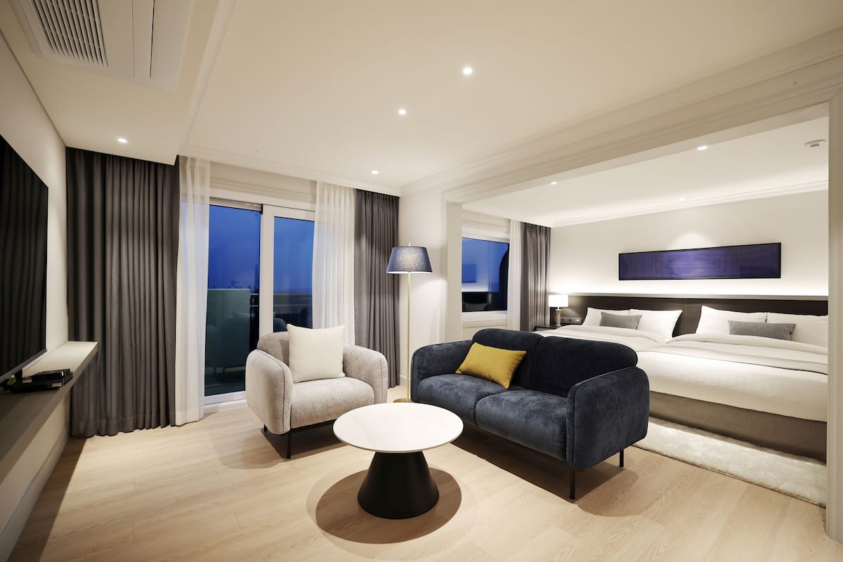 Ropa de cama de alta calidad y caja de seguridad en la habitación