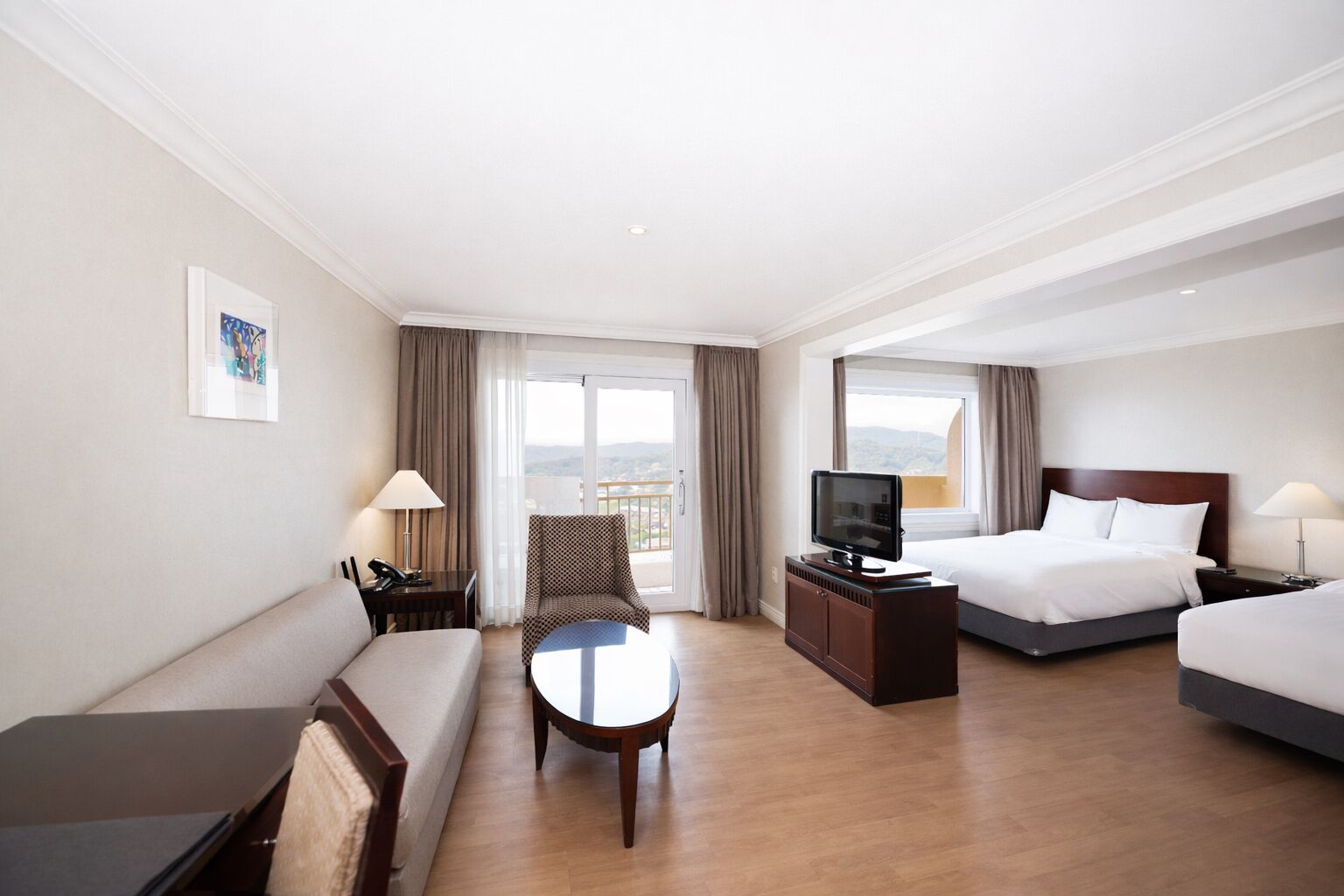 Ropa de cama de alta calidad y caja de seguridad en la habitación 