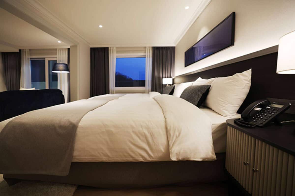 行政套房, 2 张双人床, 无烟房 | 高档床上用品、客房内保险箱、隔音、熨斗/熨板