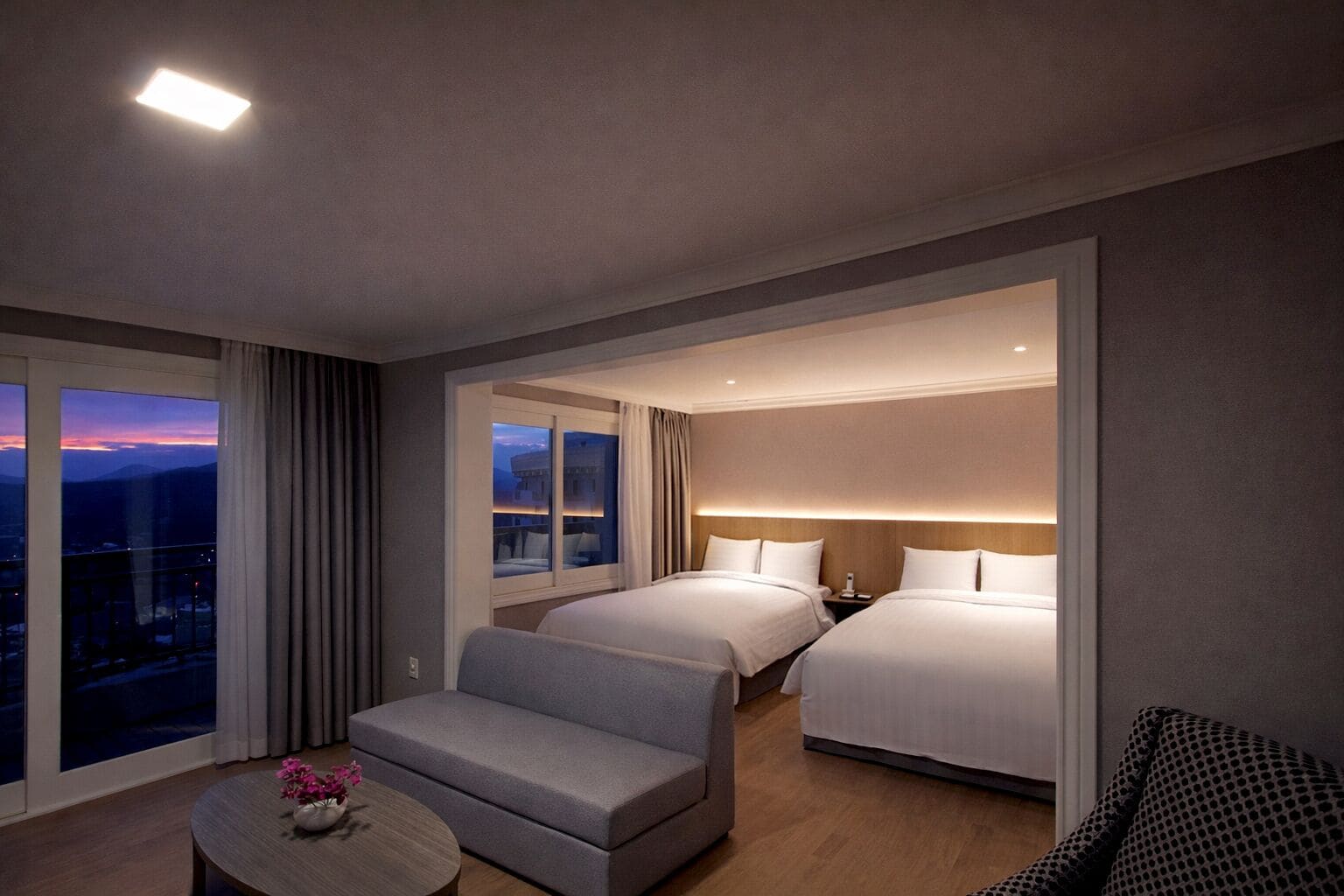 Ropa de cama de alta calidad y caja de seguridad en la habitación 